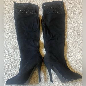 Knee high boots, very comfortable 3 inches heel to walk in.